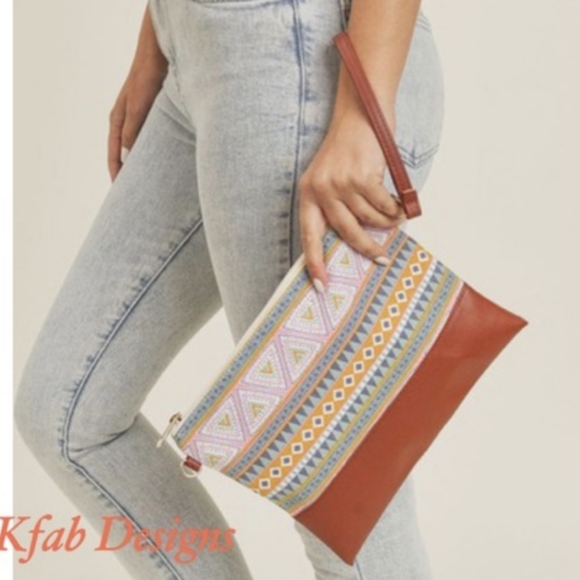 BEAUTIFUL Aztec Design Crossbody/Wristlet/Clutch - Picture 3 of 8
